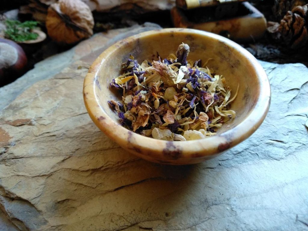 Kräuter, Blüten & Hölzer